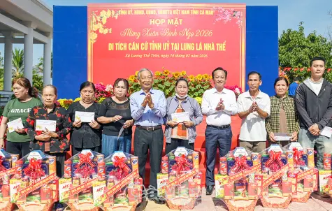 Lãnh đạo tỉnh chúc Tết tại Khu căn cứ Lung Lá - Nhà Thể