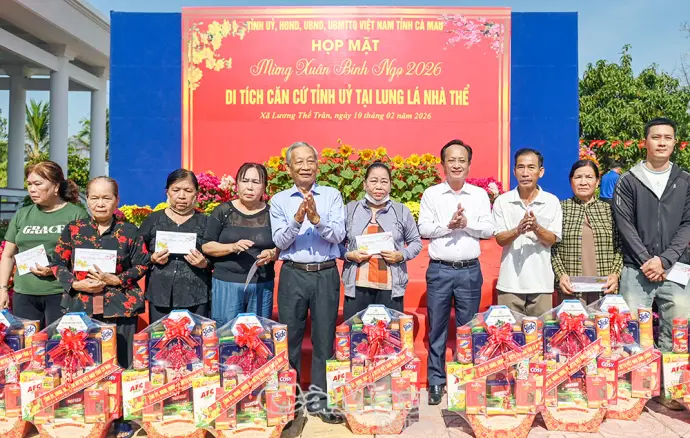 Lãnh đạo tỉnh chúc Tết tại Khu căn cứ Lung Lá - Nhà Thể