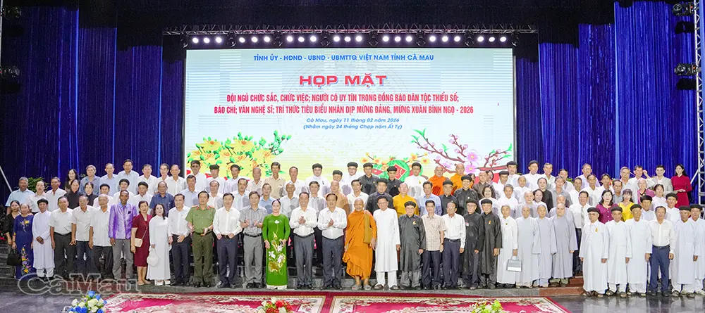 Họp mặt văn nghệ sĩ, trí thức, nhà báo và chức sắc tôn giáo tiêu biểu