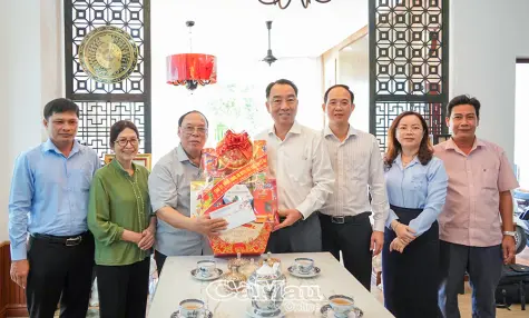 Chủ tịch UBND tỉnh Lữ Quang Ngời thăm, chúc Tết nguyên lãnh đạo tỉnh