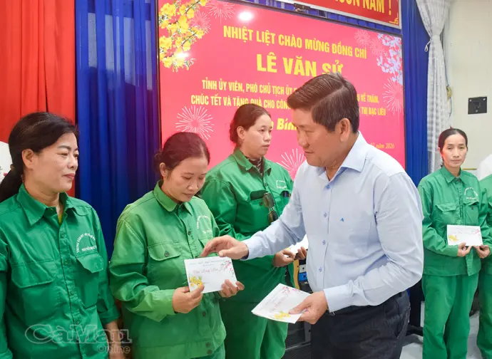 Tặng quà động viên công nhân môi trường giữ mỹ quan đô thị dịp Tết