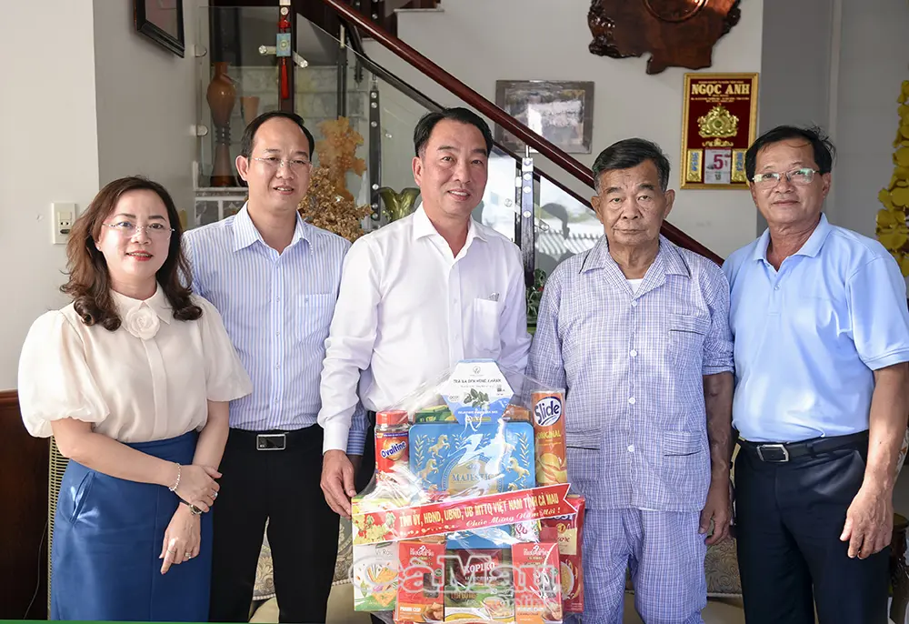 Chủ tịch UBND tỉnh Lữ Quang Ngời chúc Tết nguyên lãnh đạo tỉnh