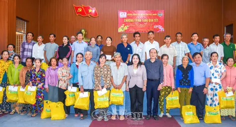 Hội Nông dân Việt Nam tặng quà Tết tại xã Thới Bình