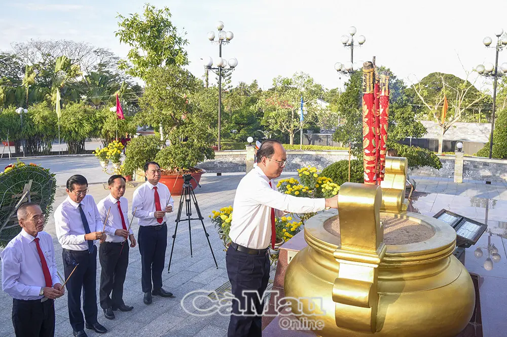 Lãnh đạo tỉnh Cà Mau trang trọng viếng Chủ tịch Hồ Chí Minh và các anh hùng liệt sĩ