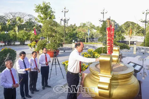 Lãnh đạo tỉnh Cà Mau trang trọng viếng Chủ tịch Hồ Chí Minh và các anh hùng liệt sĩ