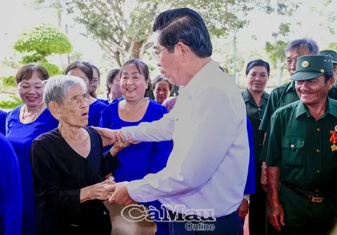 Phó Trưởng ban Nội chính Trung ương Võ Văn Dũng tặng quà Tết gia đình chính sách tại Cà Mau