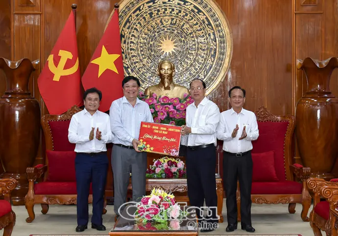 Bí thư Tỉnh uỷ tiếp đoàn chúc Tết tỉnh Vĩnh Long và Đồng Tháp