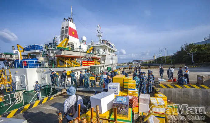 Chở mùa xuân ra đảo