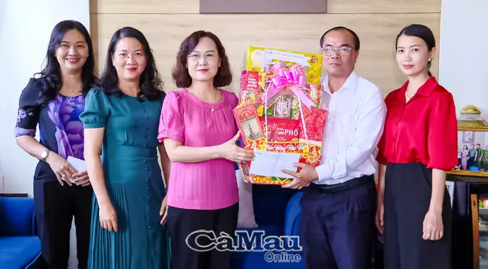 Lãnh đạo Báo và phát thanh, truyền hình Cà Mau thăm, chúc Tết cán bộ hưu trí