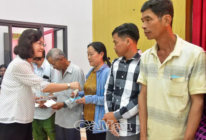 Nguyên Phó Bí thư Thường trực Tỉnh uỷ Lê Thị Ái Nam vận động hỗ trợ quà Tết cho bà con