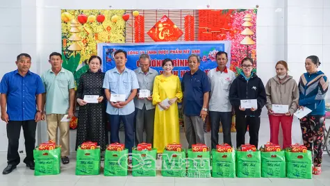 Công ty Dược phẩm Mỹ Anh trao hơn 300 phần quà cho hộ khó khăn