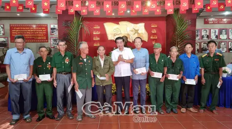 Phó Trưởng ban Nội chính Trung ương Võ Văn Dũng chúc Tết, tặng quà tại Cà Mau