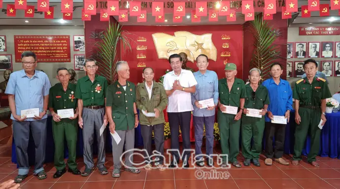 Phó Trưởng ban Nội chính Trung ương Võ Văn Dũng chúc Tết, tặng quà tại Cà Mau