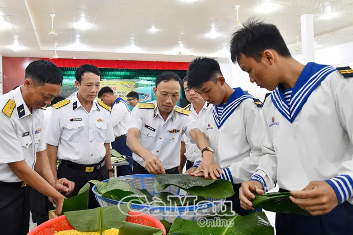 Vùng 5 Hải quân sôi nổi Hội thi gói bánh chưng, gói giò
