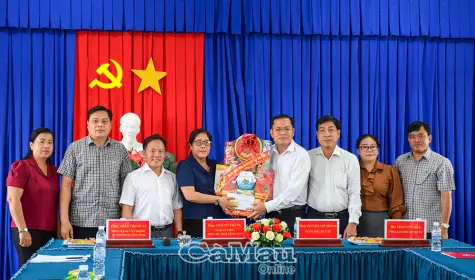 Phó Chủ tịch UBND tỉnh Ngô Vũ Thăng chúc Tết các đơn vị thuộc Sở Y tế