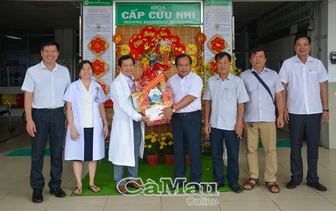 Lãnh đạo tỉnh thăm, chúc Tết các cơ sở y tế tuyến đầu