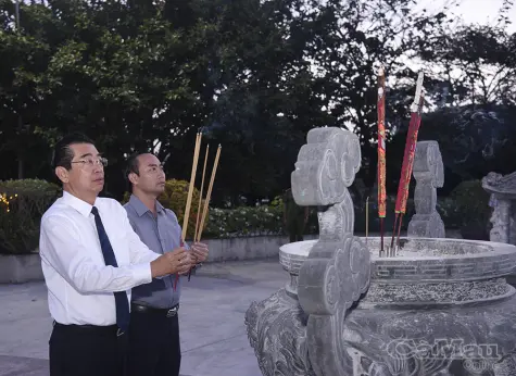 Phó Trưởng ban Nội chính Trung ương Võ Văn Dũng viếng các anh hùng liệt sĩ tại Cà Mau