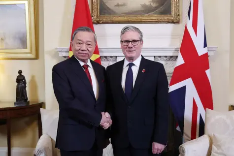 Đối ngoại ở vị thế chủ công