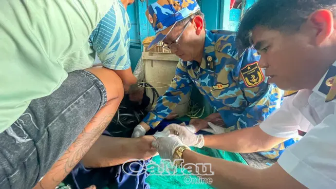 Quân y Nhà giàn DK1/10 kịp thời cấp cứu ngư dân gặp nạn trên biển