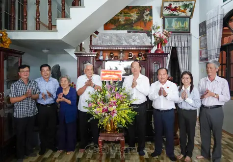 Bí thư Tỉnh uỷ Nguyễn Hồ Hải thăm, chúc mừng cán bộ y tế lão thành và đơn vị y tế