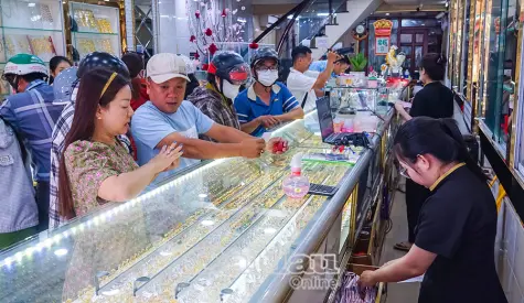 Nhộn nhịp mua vàng cầu lộc đầu năm