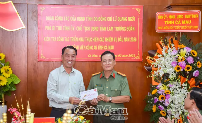 Chủ tịch UBND tỉnh thăm, chúc mừng Ngày Thầy thuốc Việt Nam