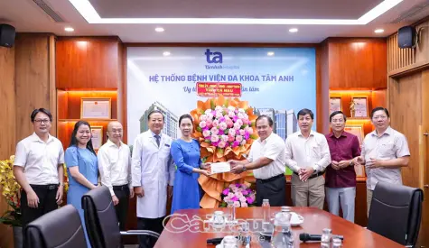 Lãnh đạo tỉnh Cà Mau thăm, chúc mừng các đơn vị y tế tại Thành phố Hồ Chí Minh