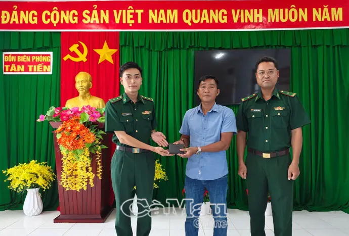 Đồn Biên phòng Tân Tiến trao trả ví cho người đánh rơi
