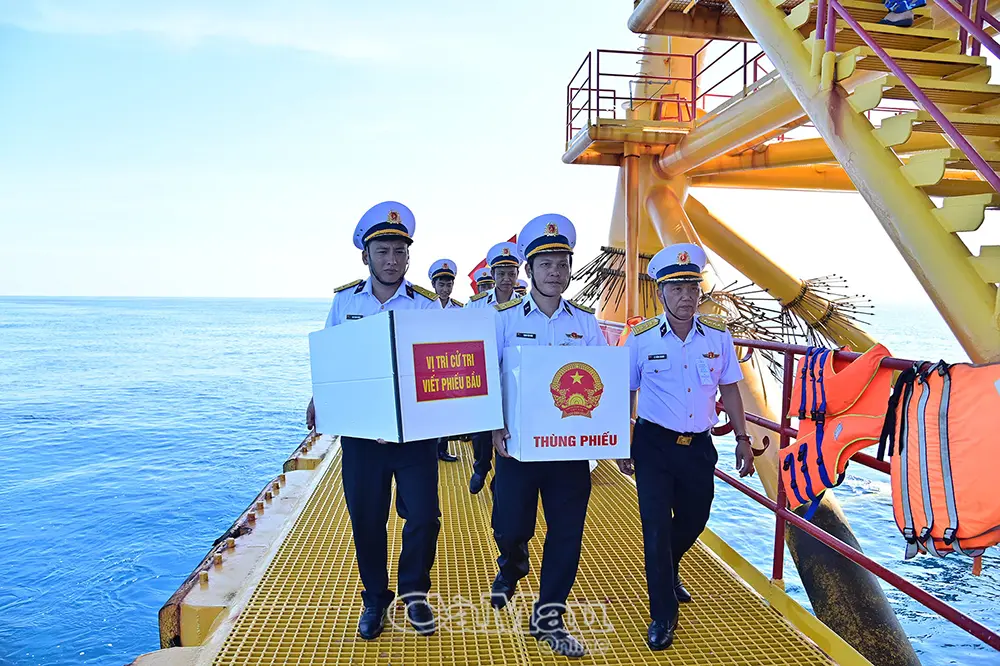 Thùng phiếu vượt sóng đến với cử tri nơi tiền tiêu