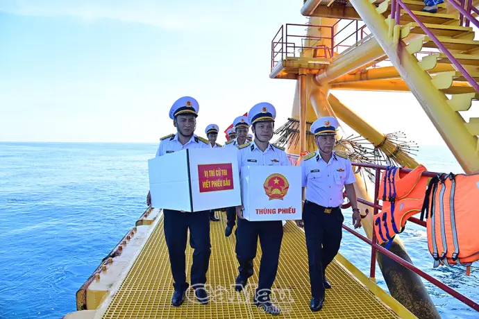 Thùng phiếu vượt sóng đến với cử tri nơi tiền tiêu