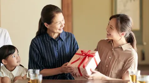 Gợi ý quà tặng mẹ 8/3 dưới 1 triệu: Thiết thực, dễ chọn, hợp ngân sách