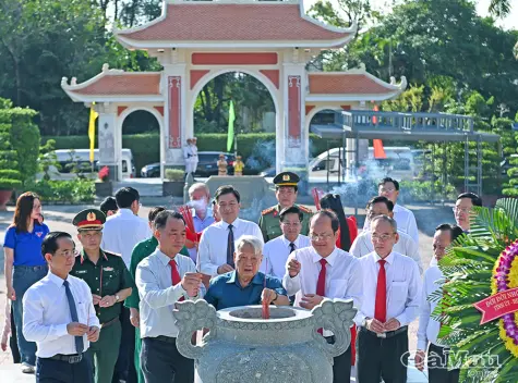 Lãnh đạo tỉnh Cà Mau dâng hương Chủ tịch Hồ Chí Minh và các anh hùng liệt sĩ