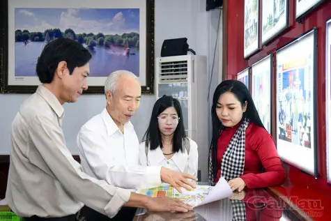 Nguyên Chủ tịch Uỷ ban Trung ương MTTQ Việt Nam Huỳnh Đảm tham quan Bảo tàng Lịch sử Đảng bộ tỉnh Cà Mau