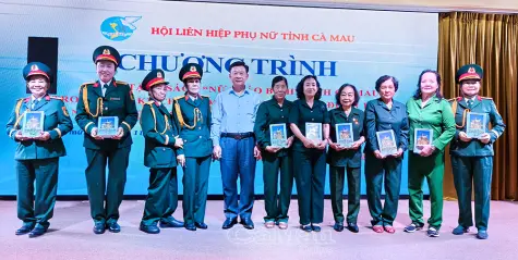 Trao tặng sách “Nữ pháo binh” và khơi dậy truyền thống hào hùng của phụ nữ Cà Mau