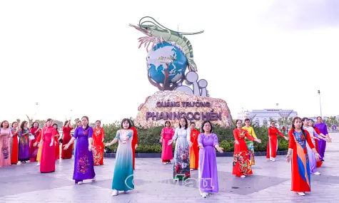 Sắc áo dài rạng rỡ hướng đến Ngày hội toàn dân