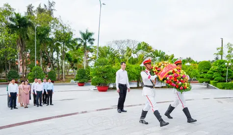 Thứ trưởng Bộ Y tế Nguyễn Tri Thức viếng Nghĩa trang Liệt sĩ tỉnh Cà Mau