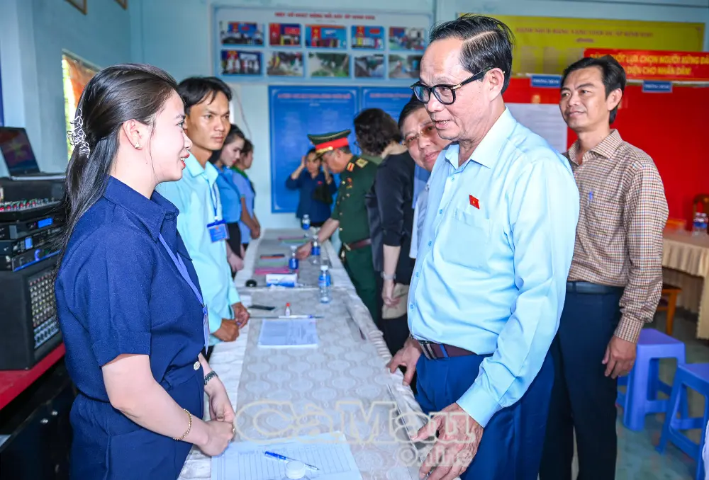 Phó Chủ tịch Quốc hội, Thượng tướng Trần Quang Phương kiểm tra công tác bầu cử tại Đất Mũi