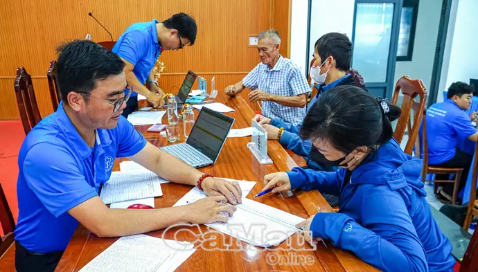 Khẩn trương hoàn trả tiền BHYT cho người dân các xã, phường an toàn khu