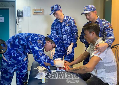 Kịp thời hỗ trợ y tế cho ngư dân bị tai nạn lao động trên vùng biển Tây Nam