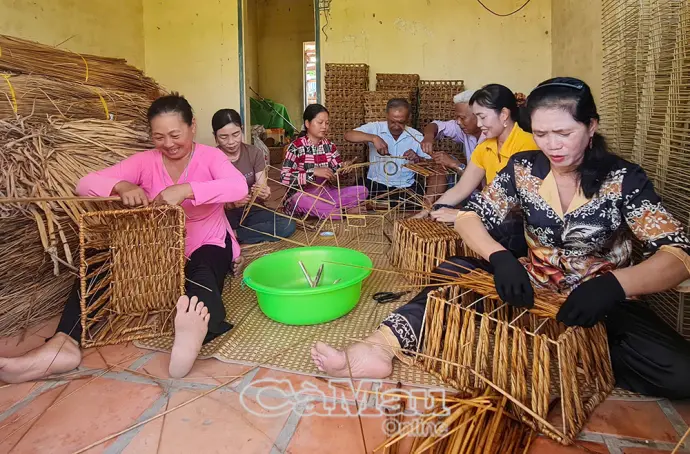 Phụ nữ giúp nhau giảm nghèo