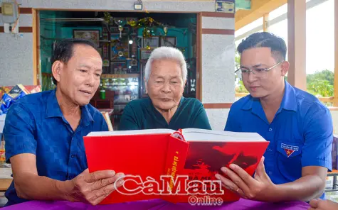 Dưới nếp chân chim là một thời hoa lửa