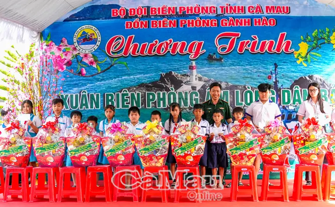 Trao gần 2000 suất quà từ Chương trình "Xuân biên phòng ấm lòng dân bản”