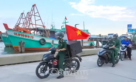 Tiếng loa biên phòng đưa thông tin bầu cử đến ngư dân