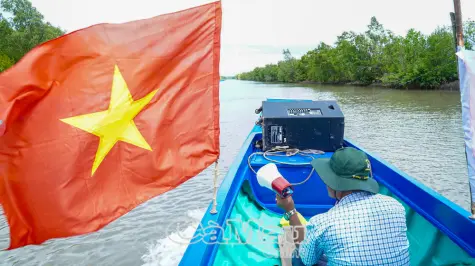 Tiếng loa trên vỏ lãi lan toả ngày hội bầu cử ở Tân Ân