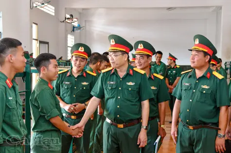 Thăm, tặng quà động viên chiến sĩ mới