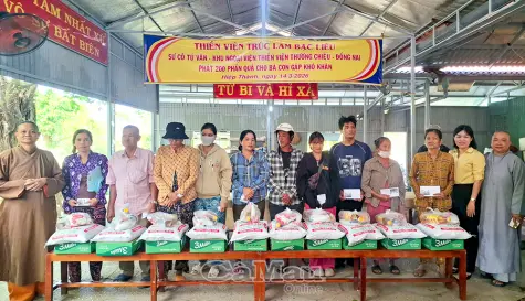 Trao 200 phần quà cho hộ khó khăn và đồng bào dân tộc