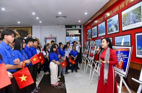 Trưng bày tư liệu bầu cử “Niềm tin - Khát vọng tương lai”