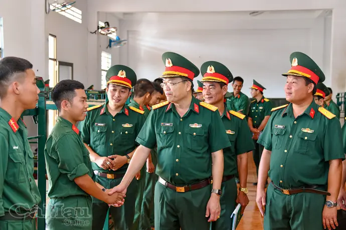 Thăm, tặng quà động viên chiến sĩ mới