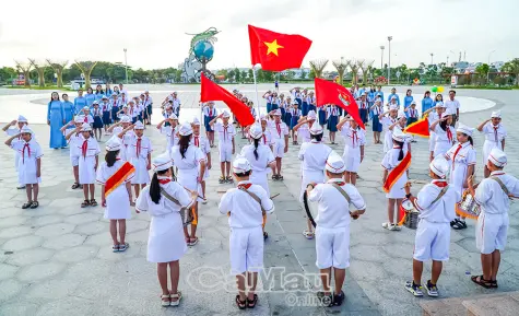 Sinh hoạt dưới cờ “Em yêu quê hương - Tự hào truyền thống”