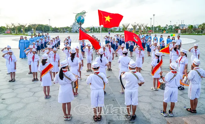 Sinh hoạt dưới cờ “Em yêu quê hương - Tự hào truyền thống”